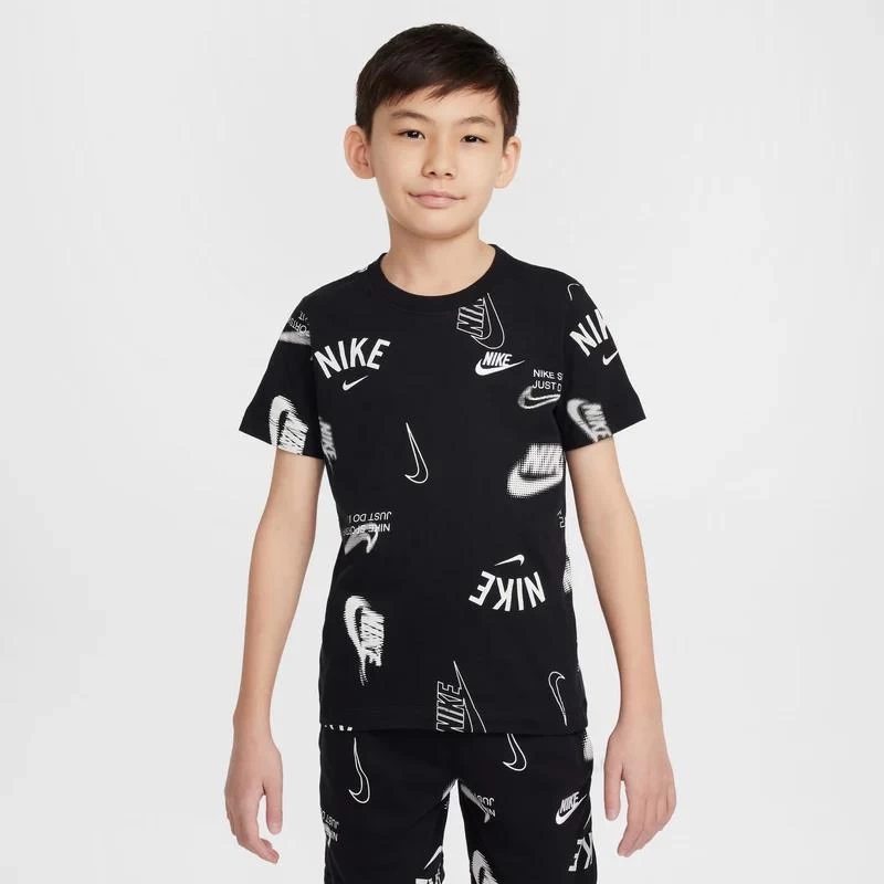 remera-nike-k-nsw-tee-club-energy-aop-hq9292010